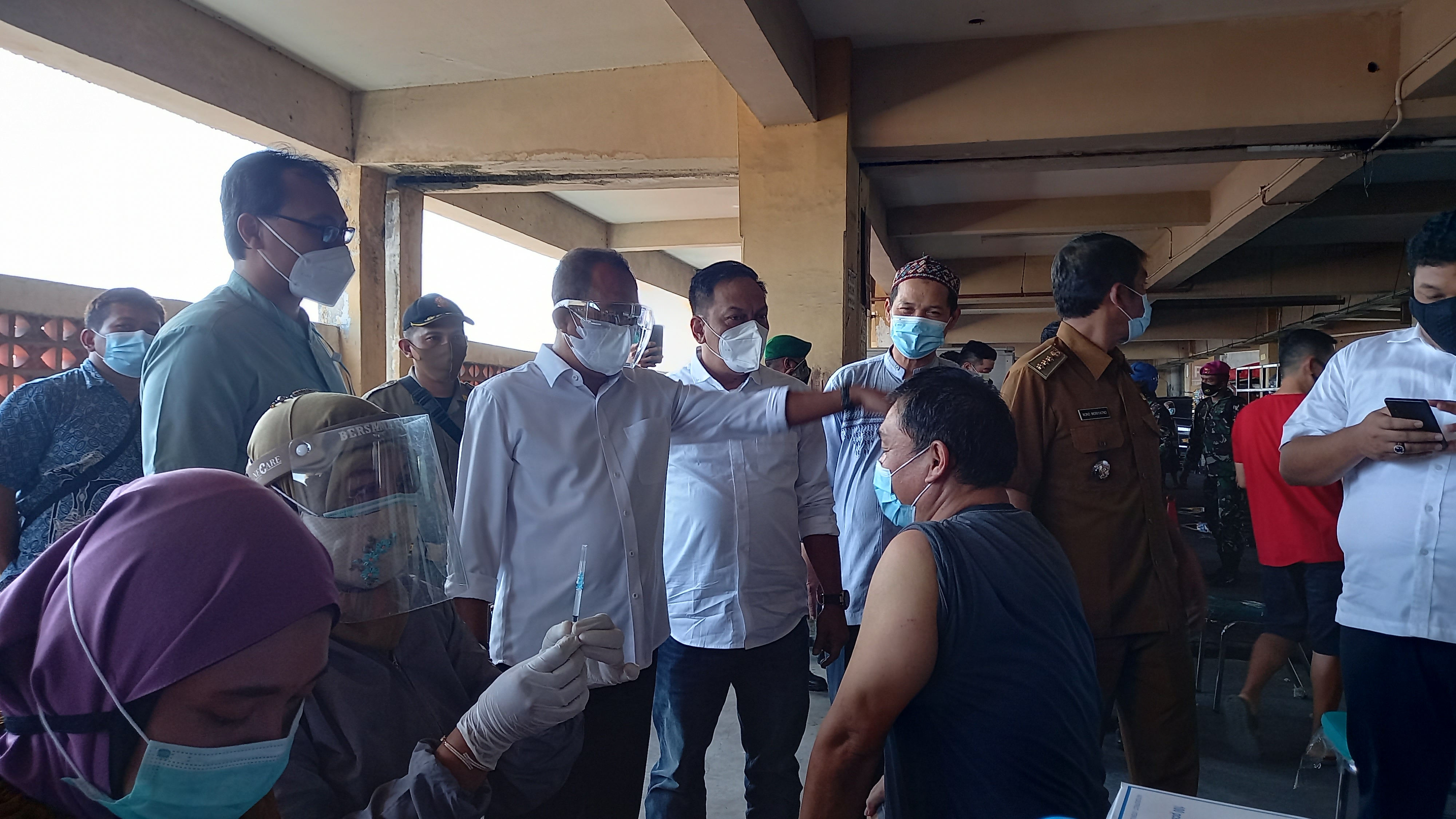 Cak Ji Pantau Langsung Vaksinasi Pedagang Pasar Surabaya