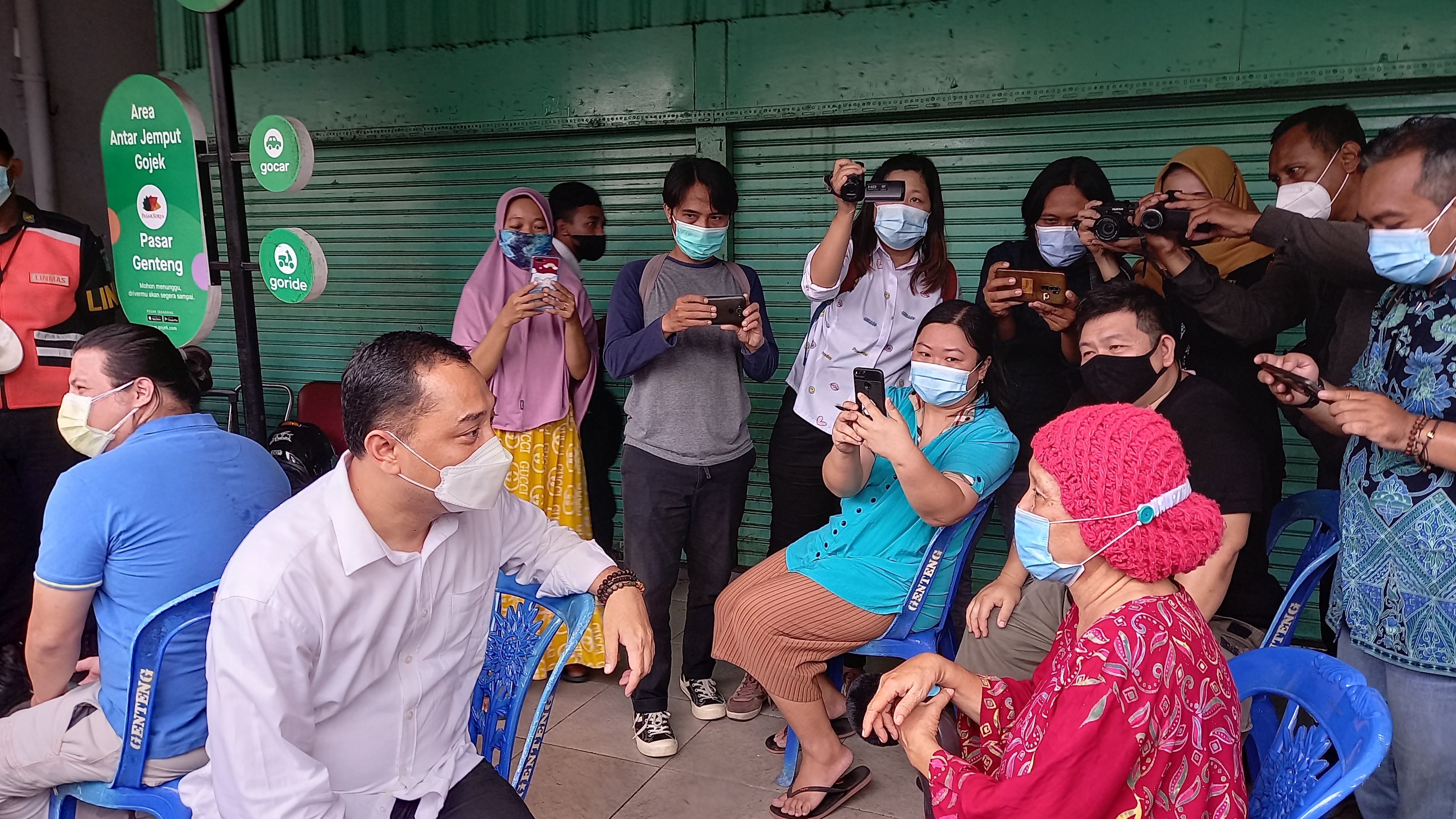 Giliran Pedagang Pasar Genteng Divaksin, Cak Eri: Biar Aman dan Nyaman