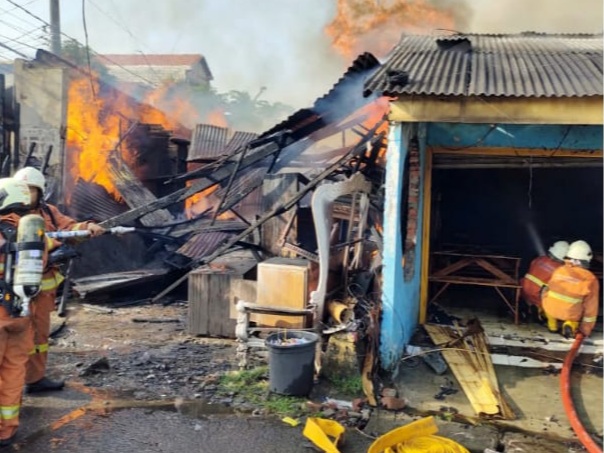 Tak Ada Penghuni, Toko Mebel di Surabaya Ludes Terbakar