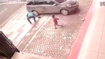 Pria Bersama Anaknya Terekam CCTV saat Embat Tas yang Jatuh dari Mobil