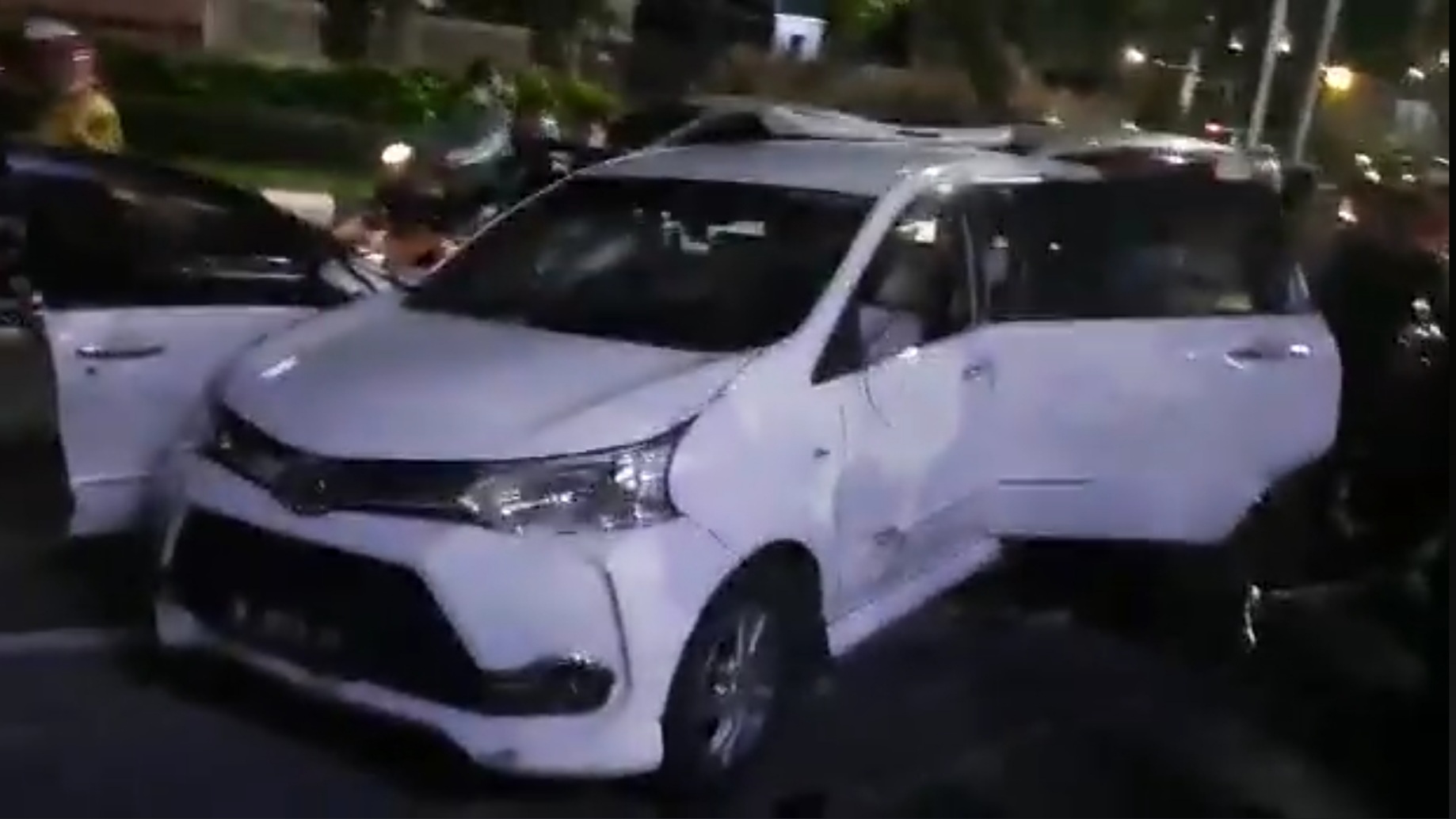 Kabur usai Seruduk Tiga Motor, Junaidi Bonyok, Mobilnya Dirusak Warga