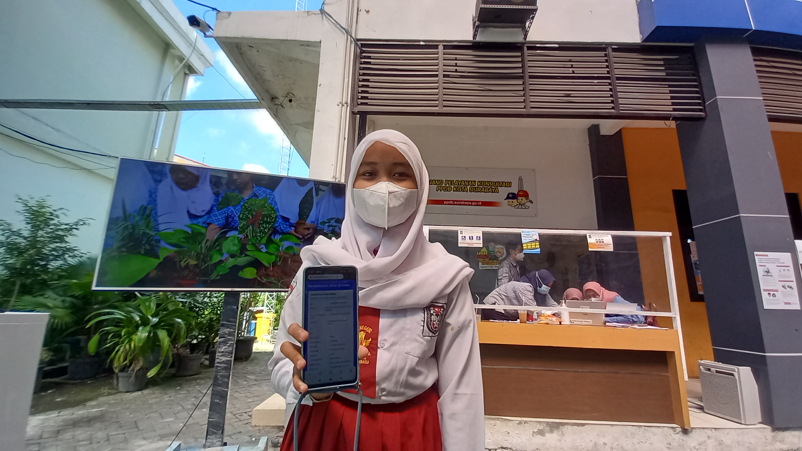 Validasi Data PPDB Gagal, para Orangtua Murid Serbu Dispendik Surabaya