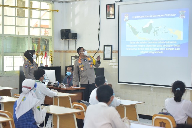 Dukung Simulasi Sekolah Tatap Muka, Kapolrestabes Surabaya Jadi Guru