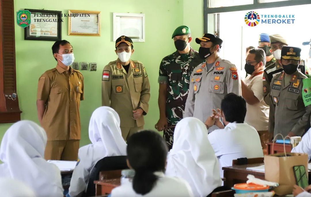 Pastikan Penerapan Prokes Optimal, Forkopimda Trenggalek Gelar Pamor Keris di Sekolah