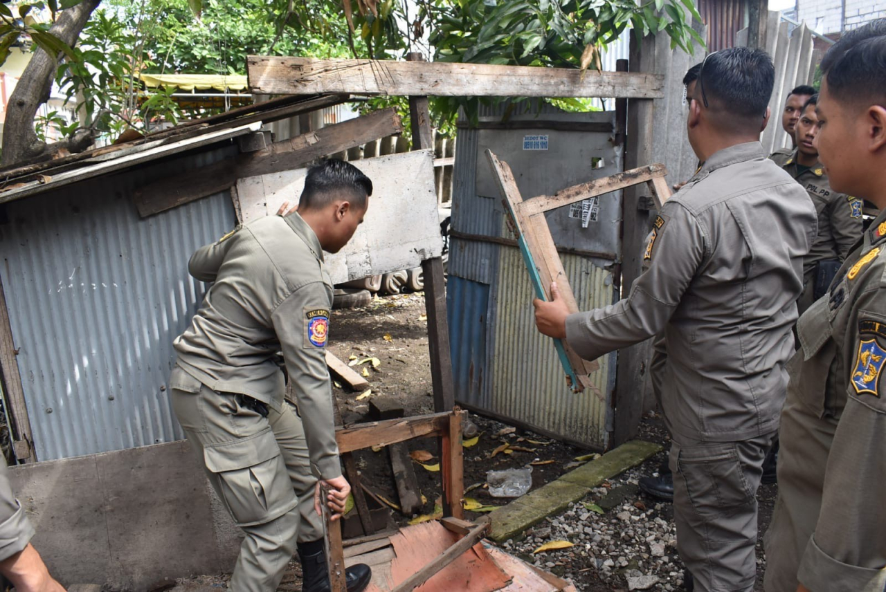 Aset Pemkot Surabaya Dicaplok, Satpol PP Tertibkan Puluhan Bangunan Liar