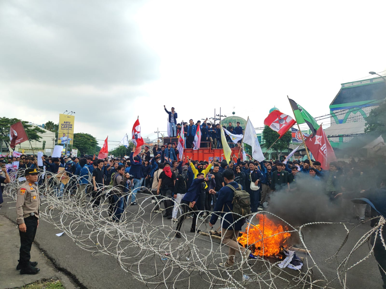 Aksi "Indonesia Gelap" di DPRD Jatim Berakhir Ricuh