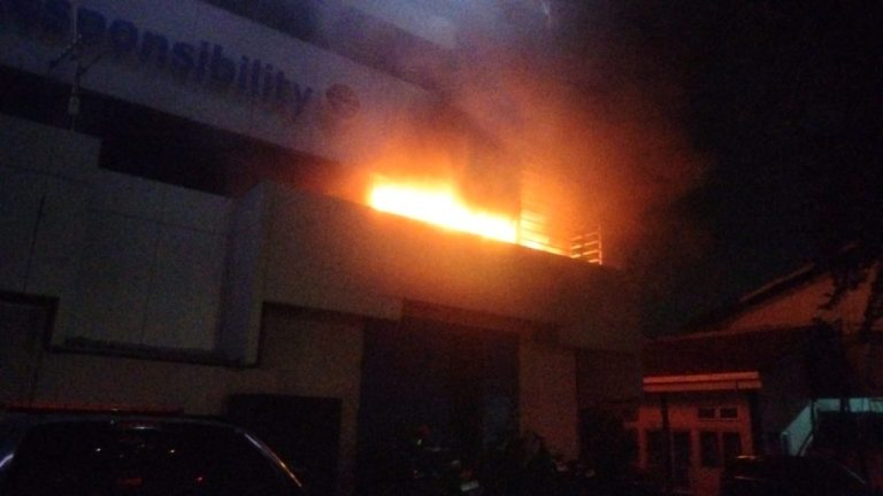 Kantor Dinas Perhubungan Jatim Terbakar, 14 Unit Damkar Dikerahkan