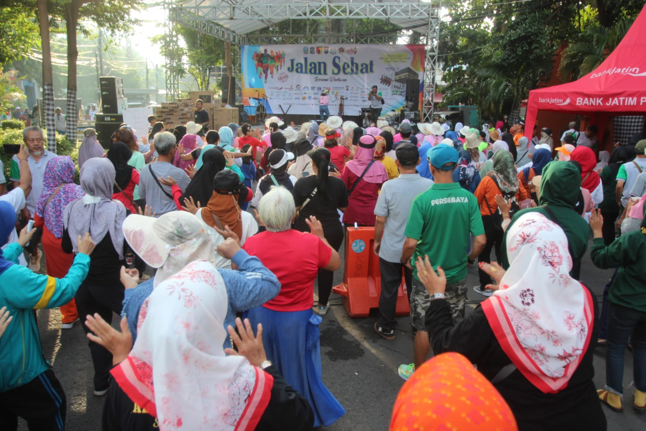 Ratusan Orang Dapat Doorprize, Peserta Jalan Sehat Bersama PWI Jatim Pulang Bahagia
