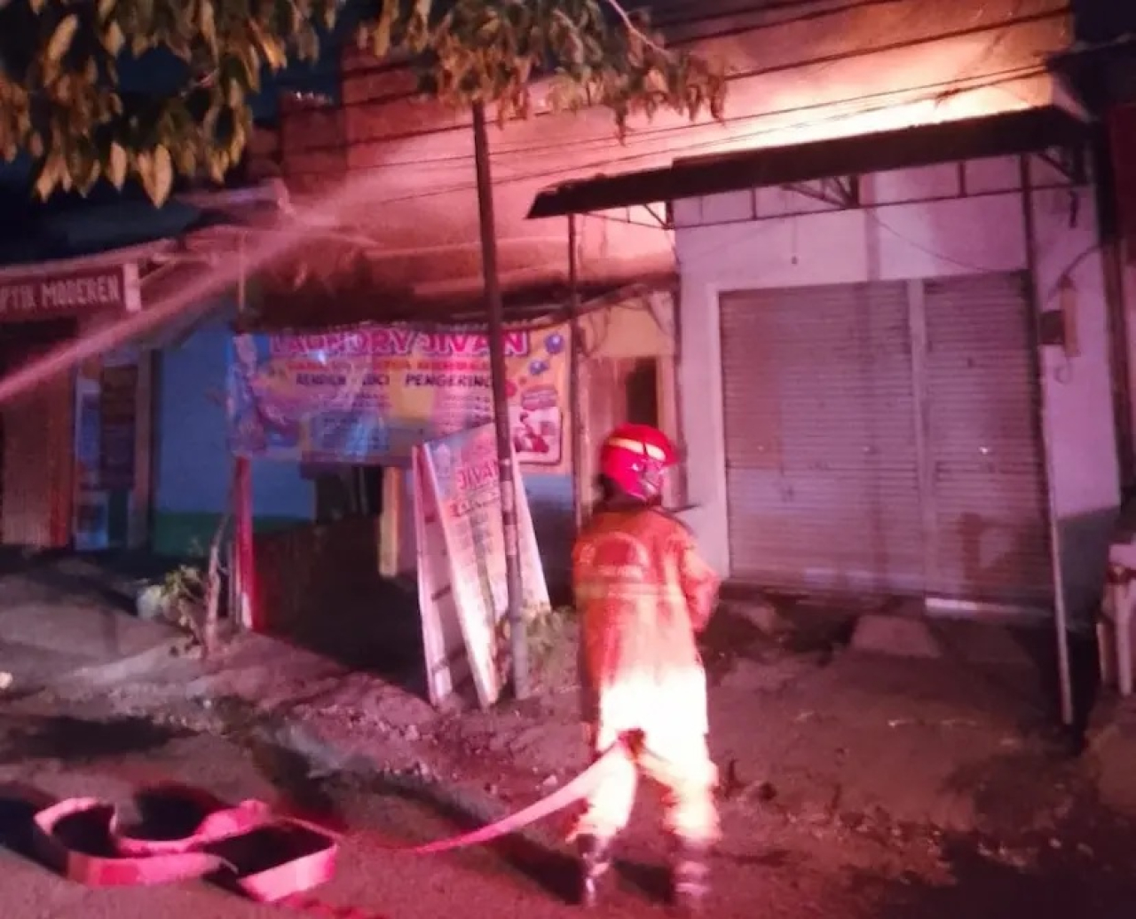 Rumah Dua Lantai di Kampung Malang Surabaya Dilalap si Jago Merah, Ini Penyebabnya