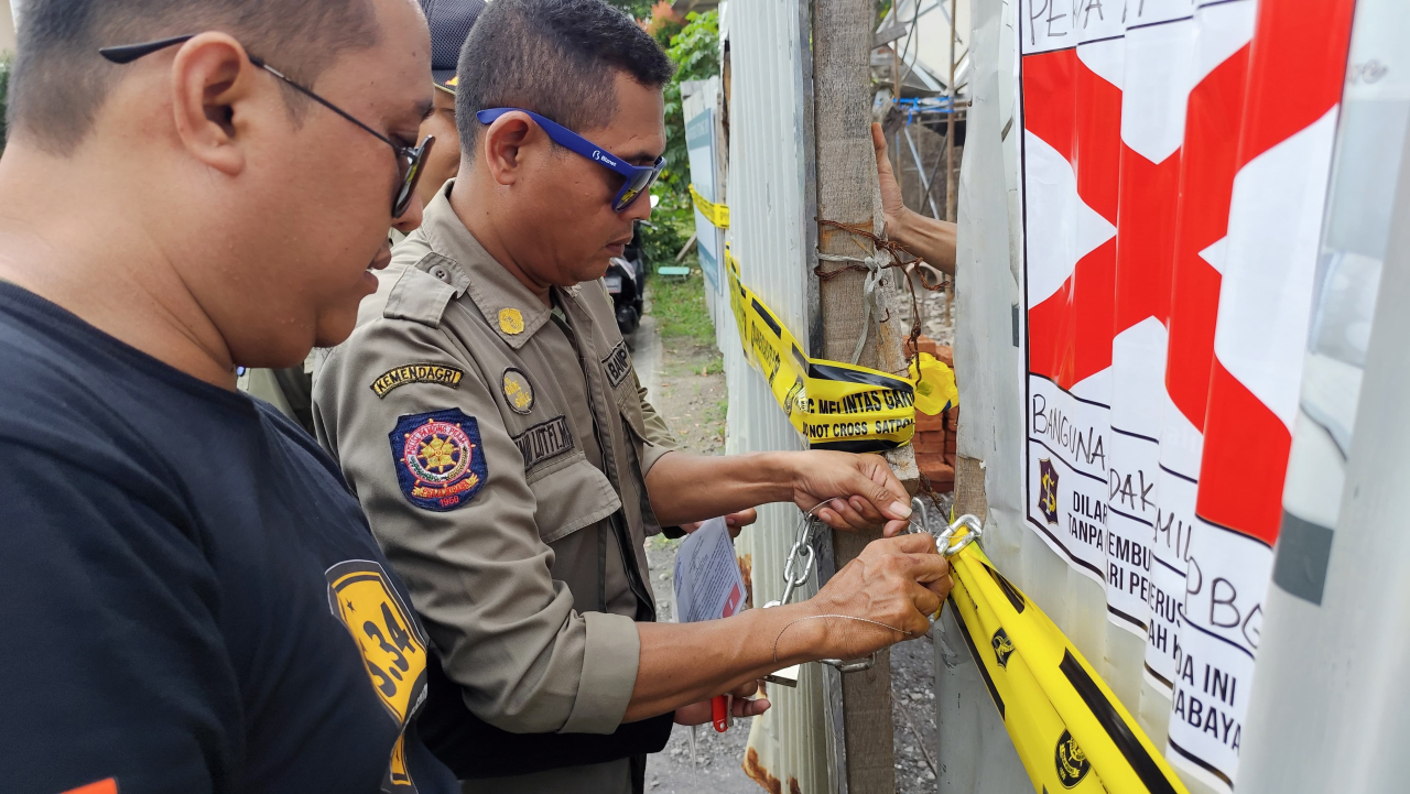 Tak Miliki Izin PBG, Delapan Bangunan Disegel Satpol PP Surabaya