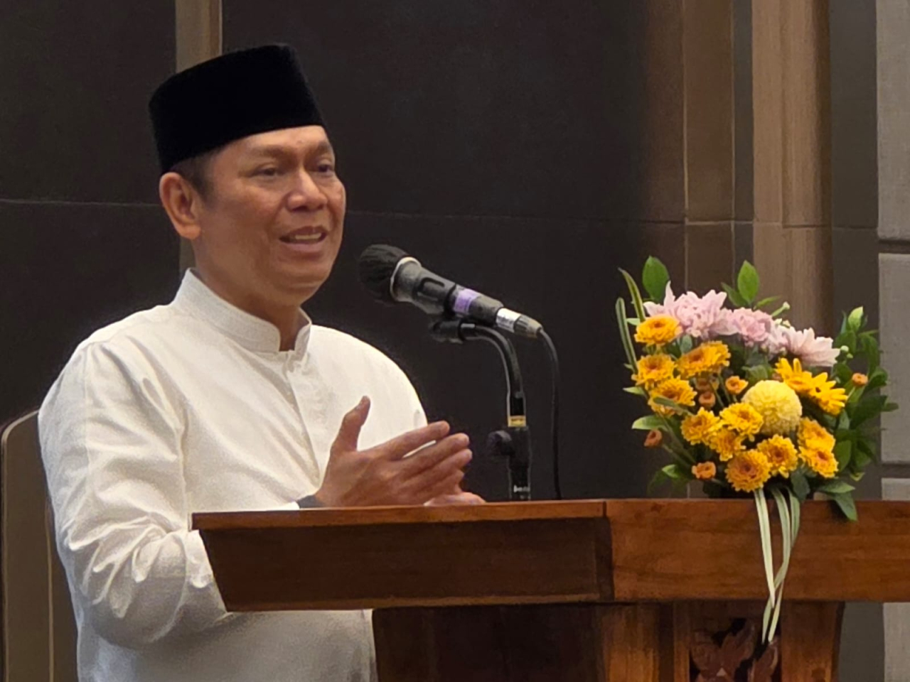 Politik Berbagai dengan Sesama, Wakil Ketua DPR Adies Kadir Bagikan 10.000 Paket Sembako di Jatim I
