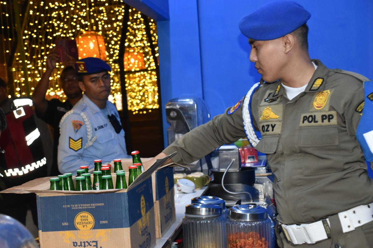 Tindaklanjuti Aduan Warga, Satpol PP Kota Surabaya Amankan 76 Minuman Beralkohol