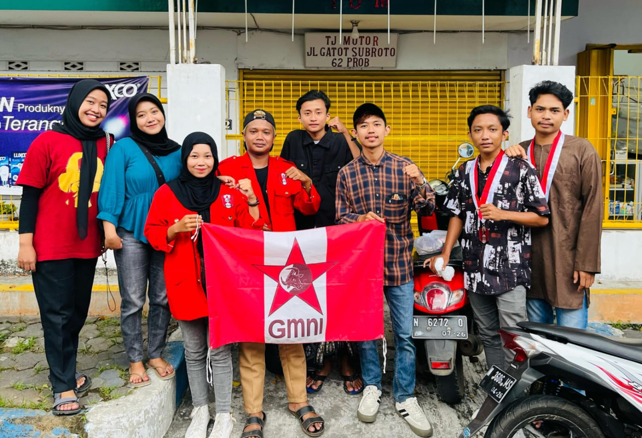 DPK Gajah Mada GMNI Probolinggo Tutup Ramadhan dengan Bagi-bagi Takjil