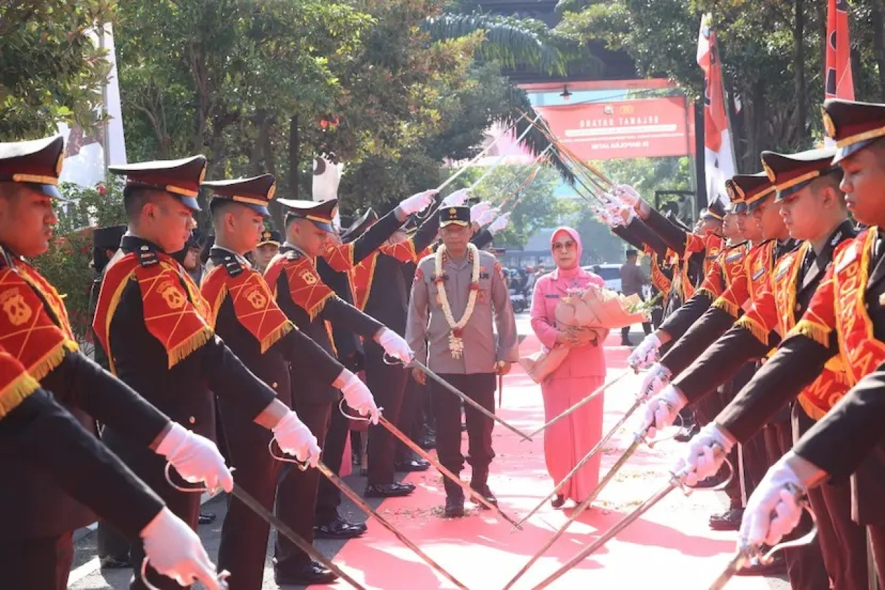 Kapolda Jatim Irjen Pol Nanang Avianto Disambut Tradisi Pedang Pora