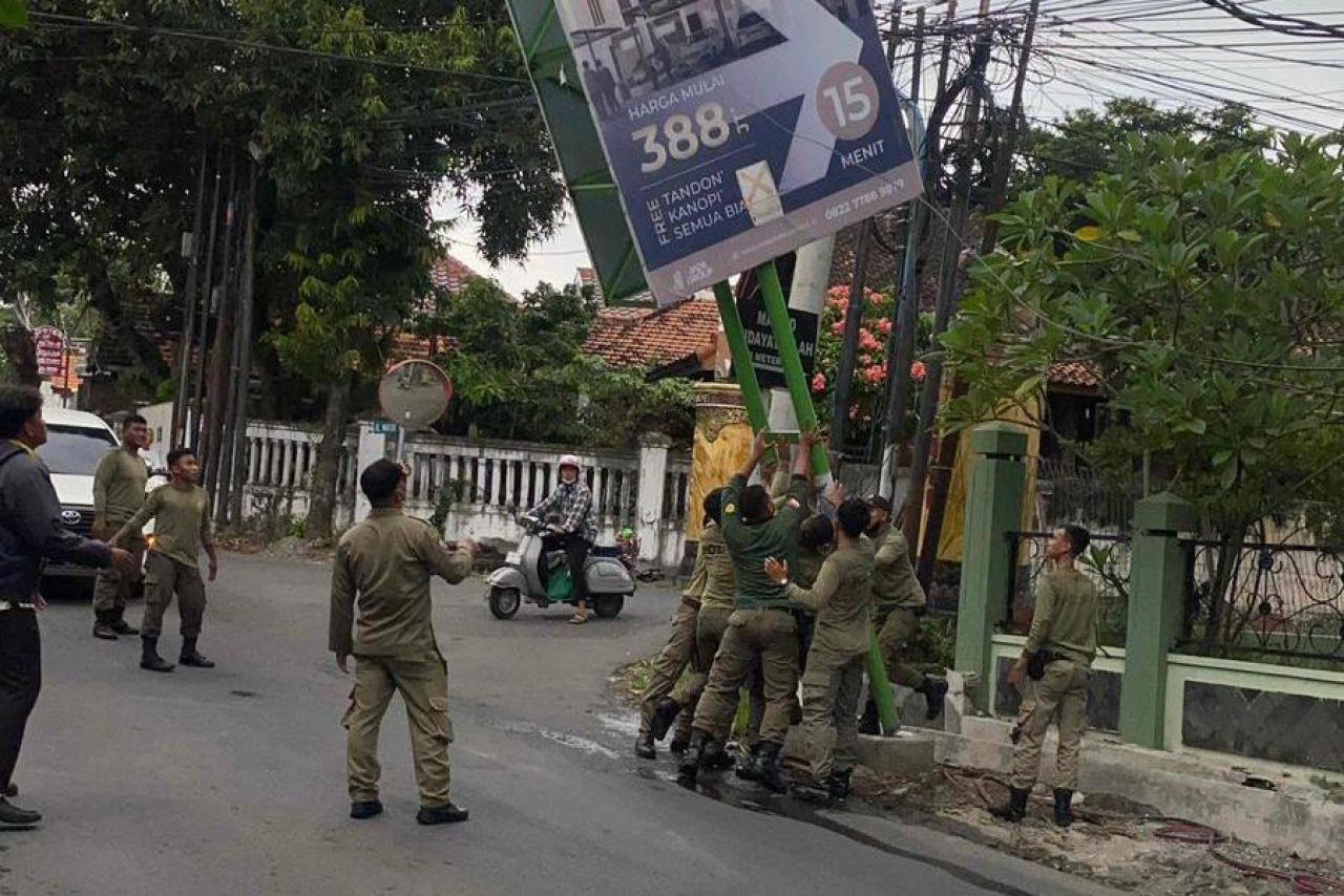 Satpol PP Kota Surabaya Tertibkan Reklame Ilegal yang Membahayakan Pengguna Jalan