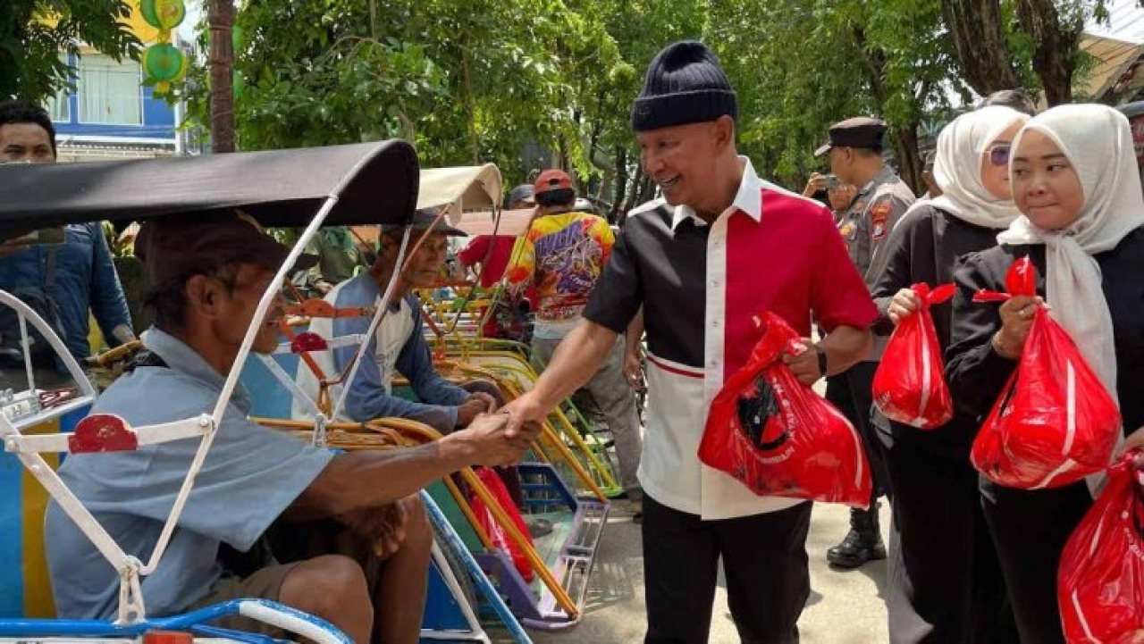 Politik Ramadhan Berkah! Said Abdullah Bagikan Sembako ke Ribuan Tukang Becak
