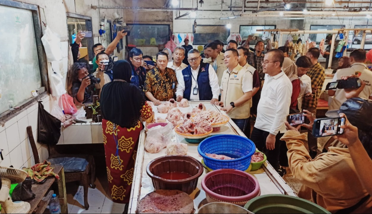 Pastikan Harga Bahan Pokok Stabil, Satgas Pangan Polda Jatim Gelar Operasi Pasar di Surabaya