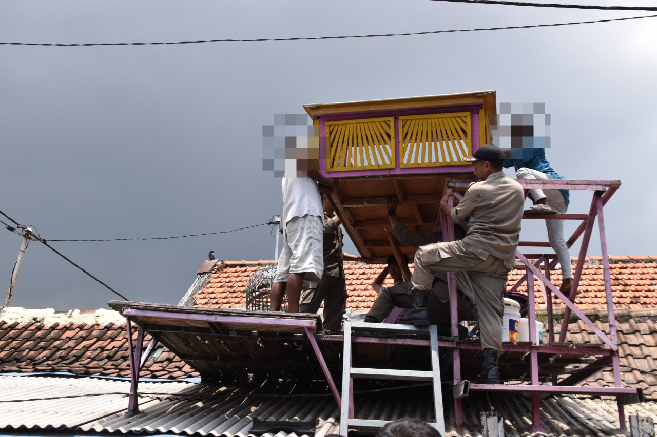 Antisipasi Ajang Perjudian, Satpol PP Surabaya Bongkar Tujuh Bekupon di Gubeng Masjid