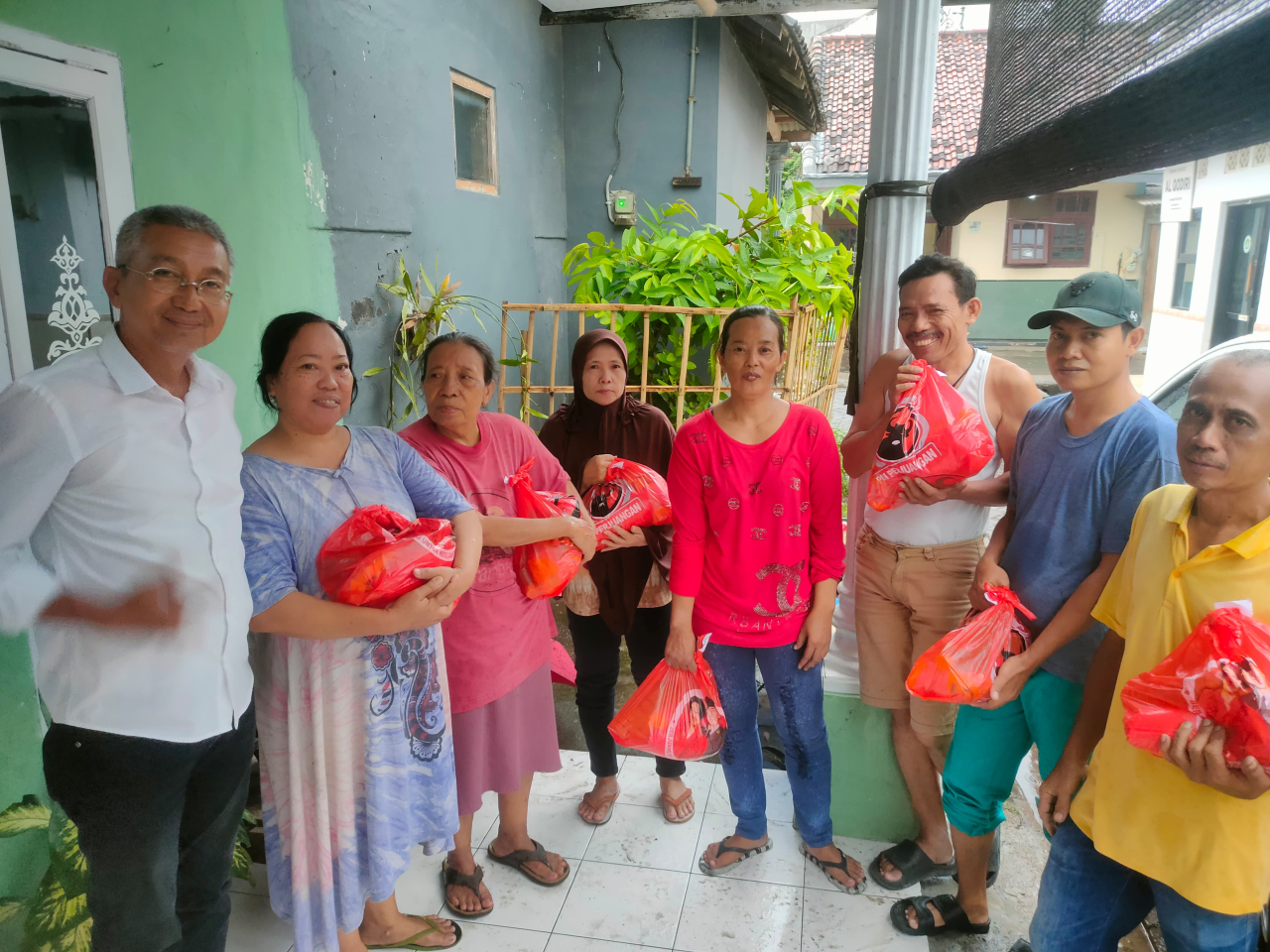 Ramadan, Kader Banteng Kota Probolinggo Bagi-bagi Takjil hingga Paket Sembako