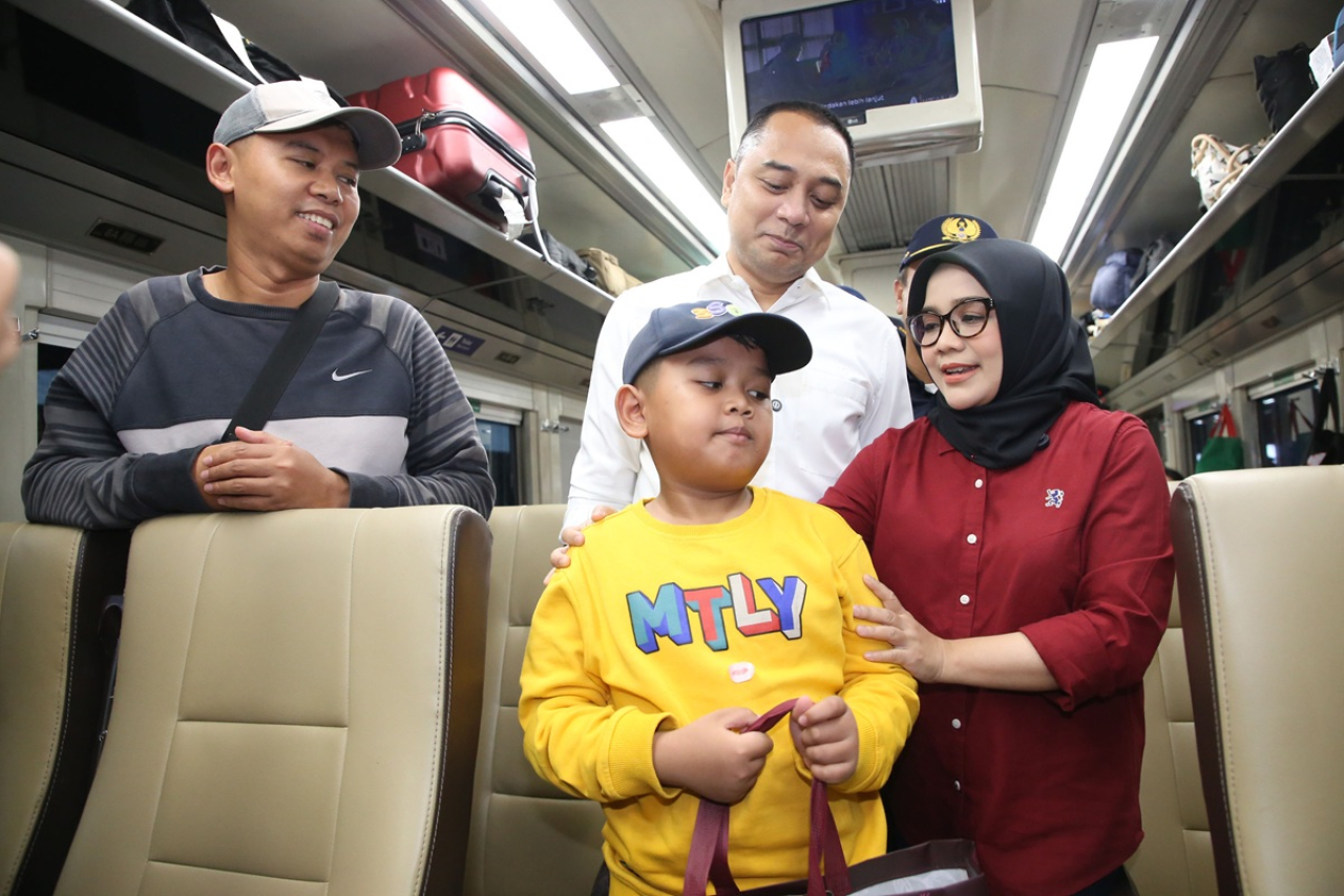 Wali Kota Eri Cahyadi Pastikan Arus Mudik Transportasi Kereta Api di Stasiun Gubeng Berjalan Lancar