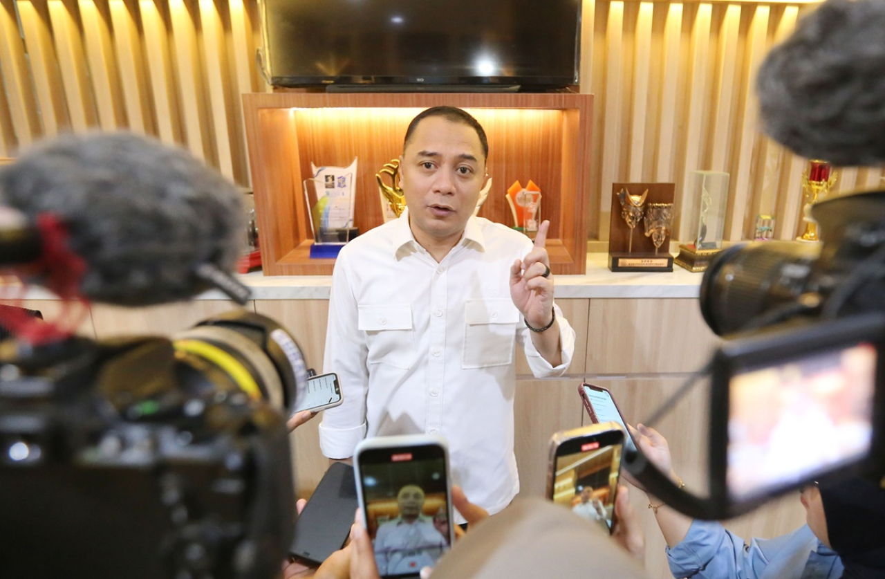 Eri Cahyadi Ancam Cabut Izin Perusahaan di Surabaya yang Tahan Ijazah Pekerja