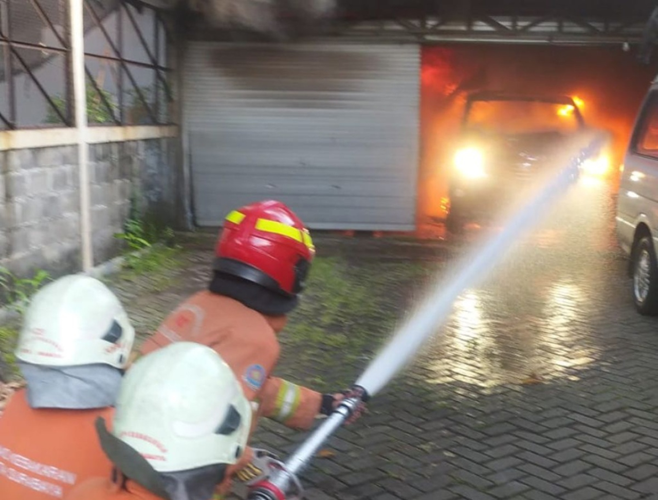 Garasi Berisi 13 Mobil di Sidosermo Indah Surabaya Alami Kebakaran, 15 Unit Damkar Dikerahkan
