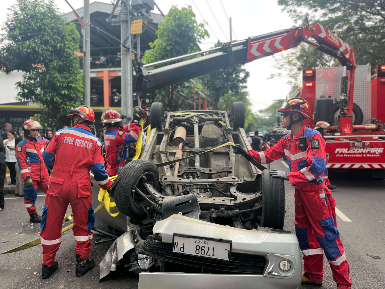 Kecelakaan Mobil di Surabaya Libatkan Avanza, Jazz, dan Mazda CX-5, 6 Korban Dilarikan ke RS