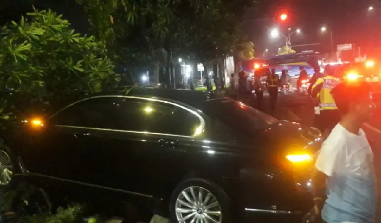 Ikuti Google Maps, BMW Dikendarai Warga Surabaya Terjun dari Tol Krian-Gresik yang Belum Jadi
