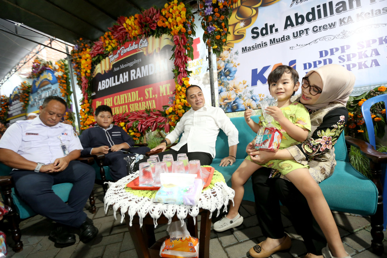 Takziah ke Asisten Masinis Korban Kecelak aan, Wali Kota Eri Jamin Pendidikan Anak Sampai Sarjana