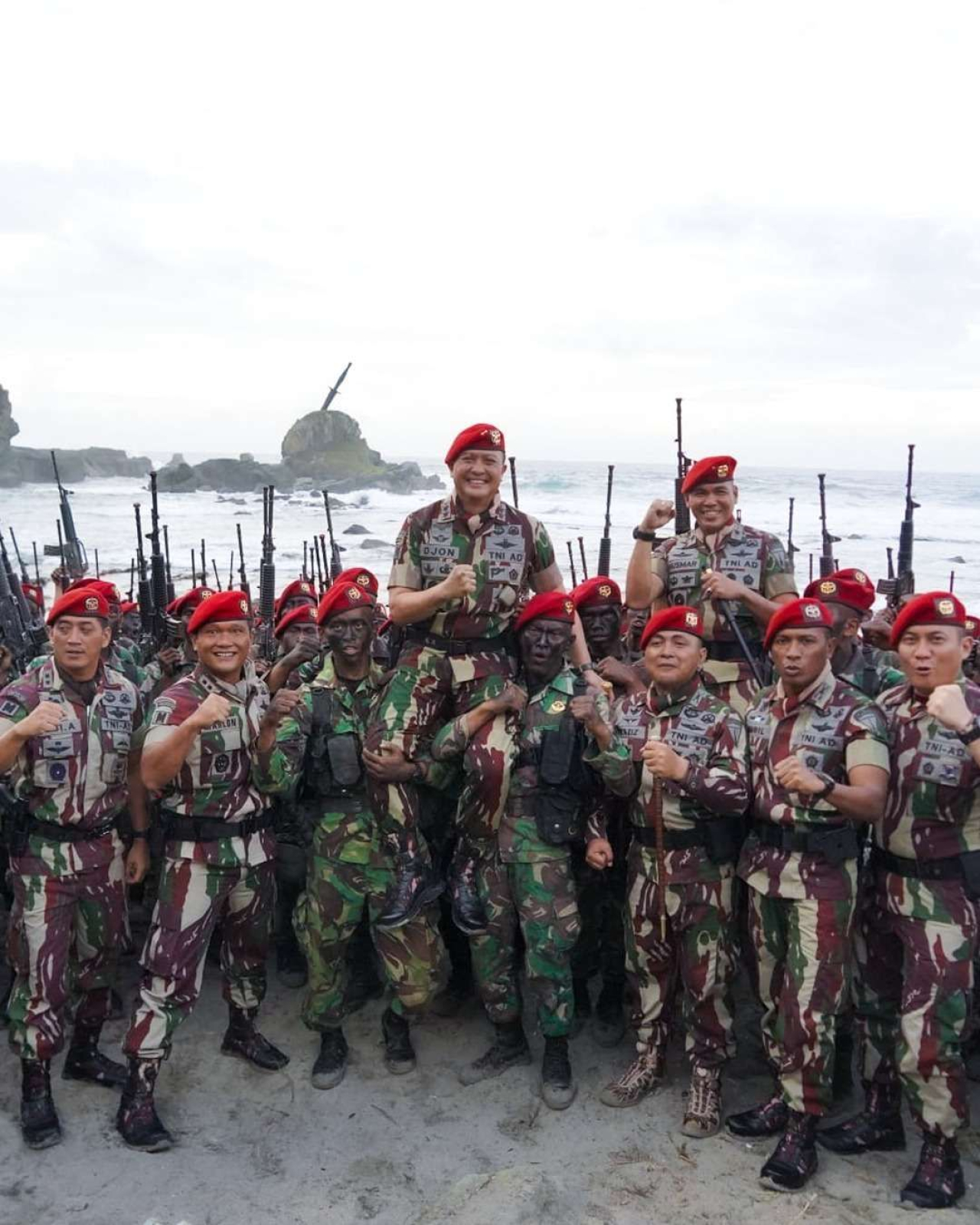 Anggota Foto Bareng Hercules, Danjen Kopassus Mayjen TNI Djon Afriandi Minta Maaf