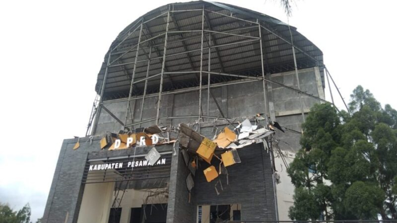 Atap Gedung DPRD Pesawaran Tiba-tiba Ambruk, Anggaran Perawatan Dipertanyakan