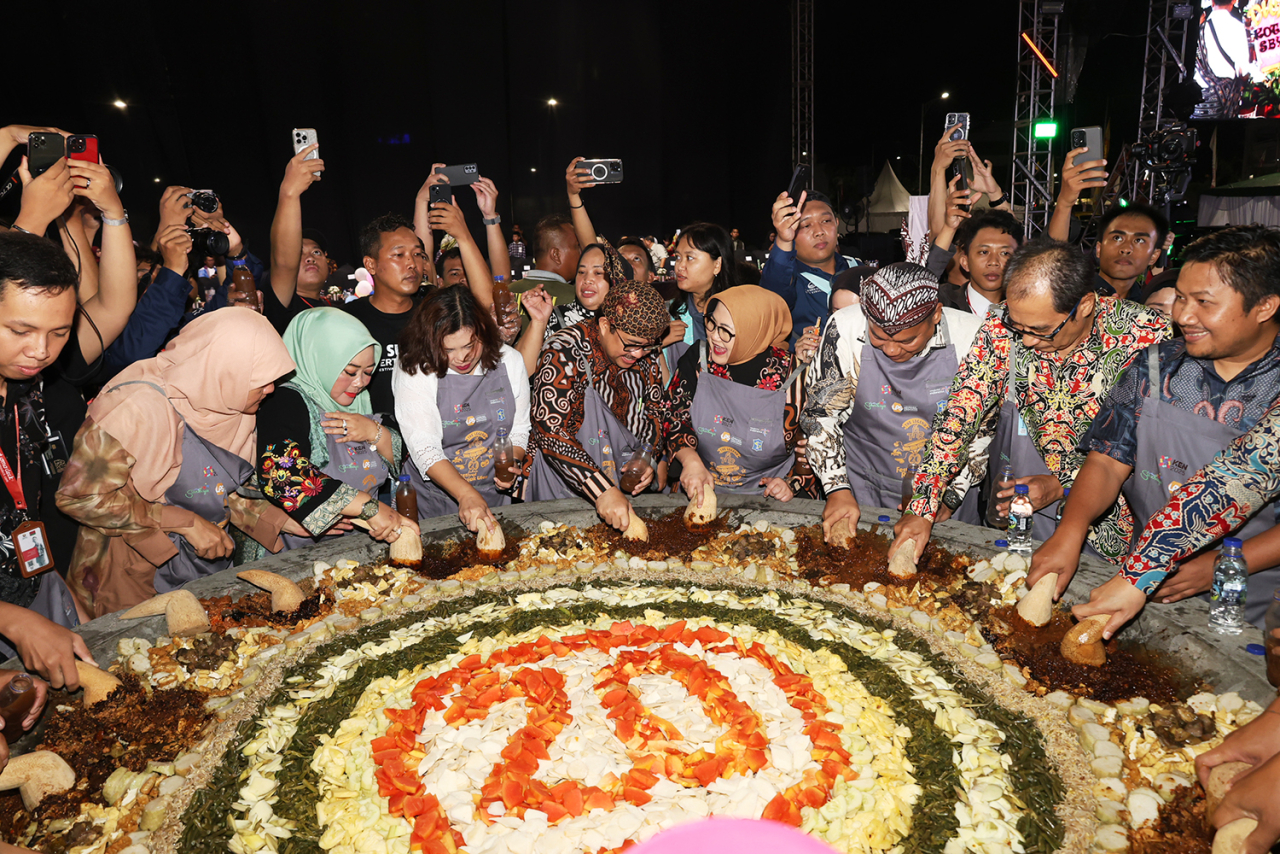 Festival Rujak Uleg "The Legend of THR" Bangkitkan Memori Kolektif Warga Surabaya