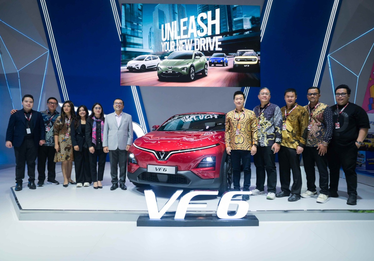 VinFast VF 6 Setir Kanan Hadir Pertama Kali di Indonesia pada Ajang IIMS Surabaya 2025