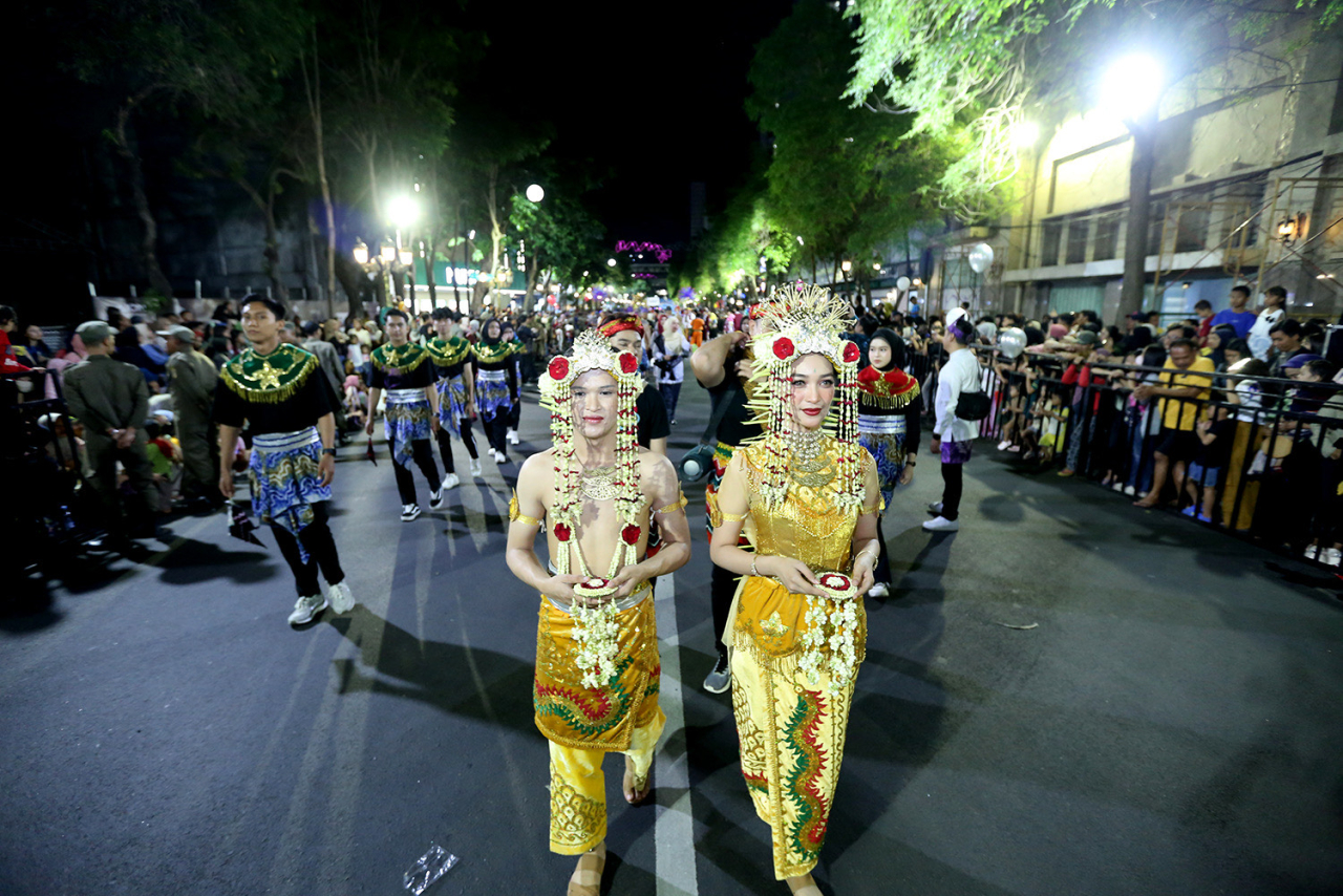 MERIAH! Karnaval Budaya Tutup Rangkaian Munas VII APEKSI 2025 di Surabaya