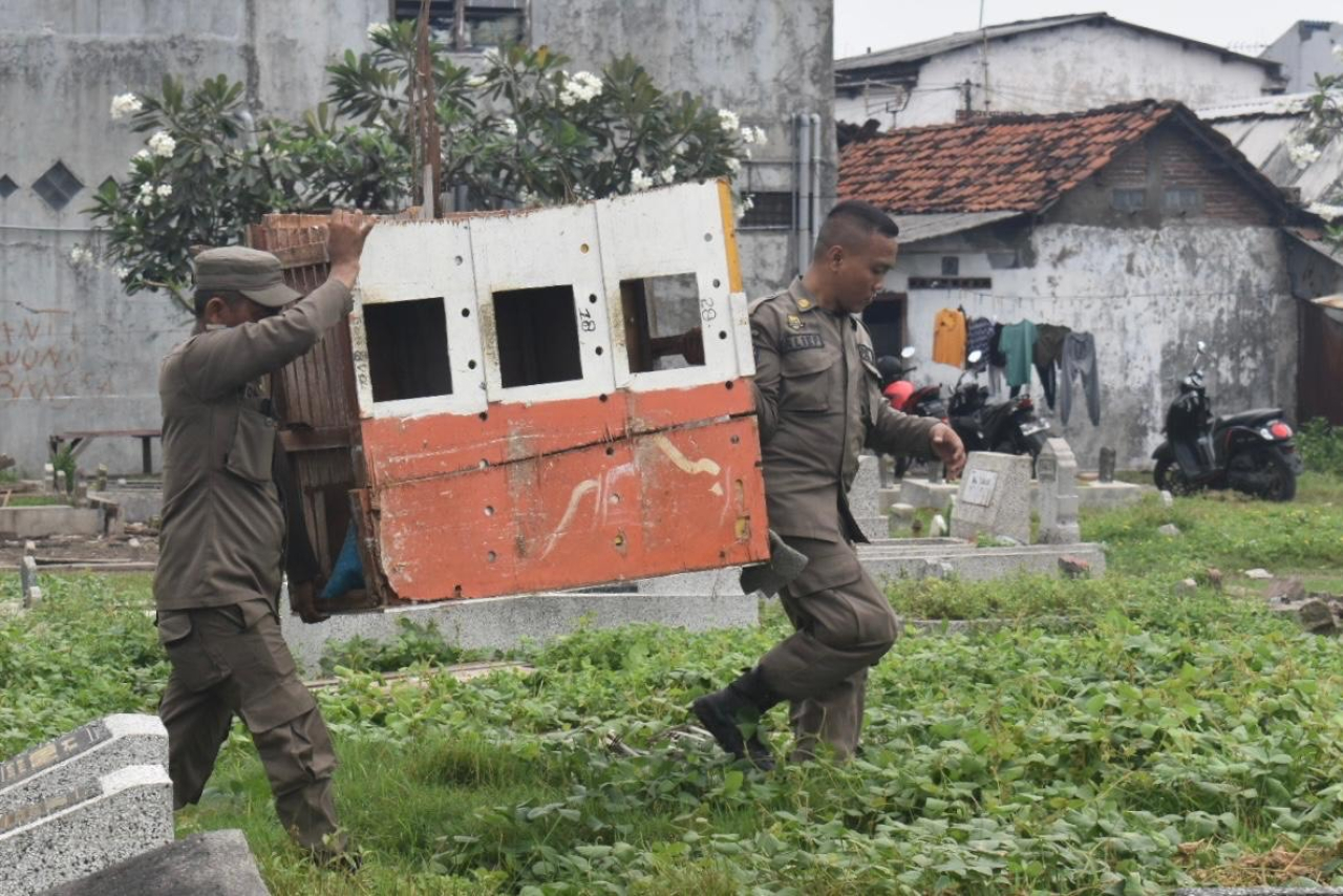 Terindikasi Judi Merpati, Satpol PP Surabaya Tertibkan Bekupon di TPU Rangkah