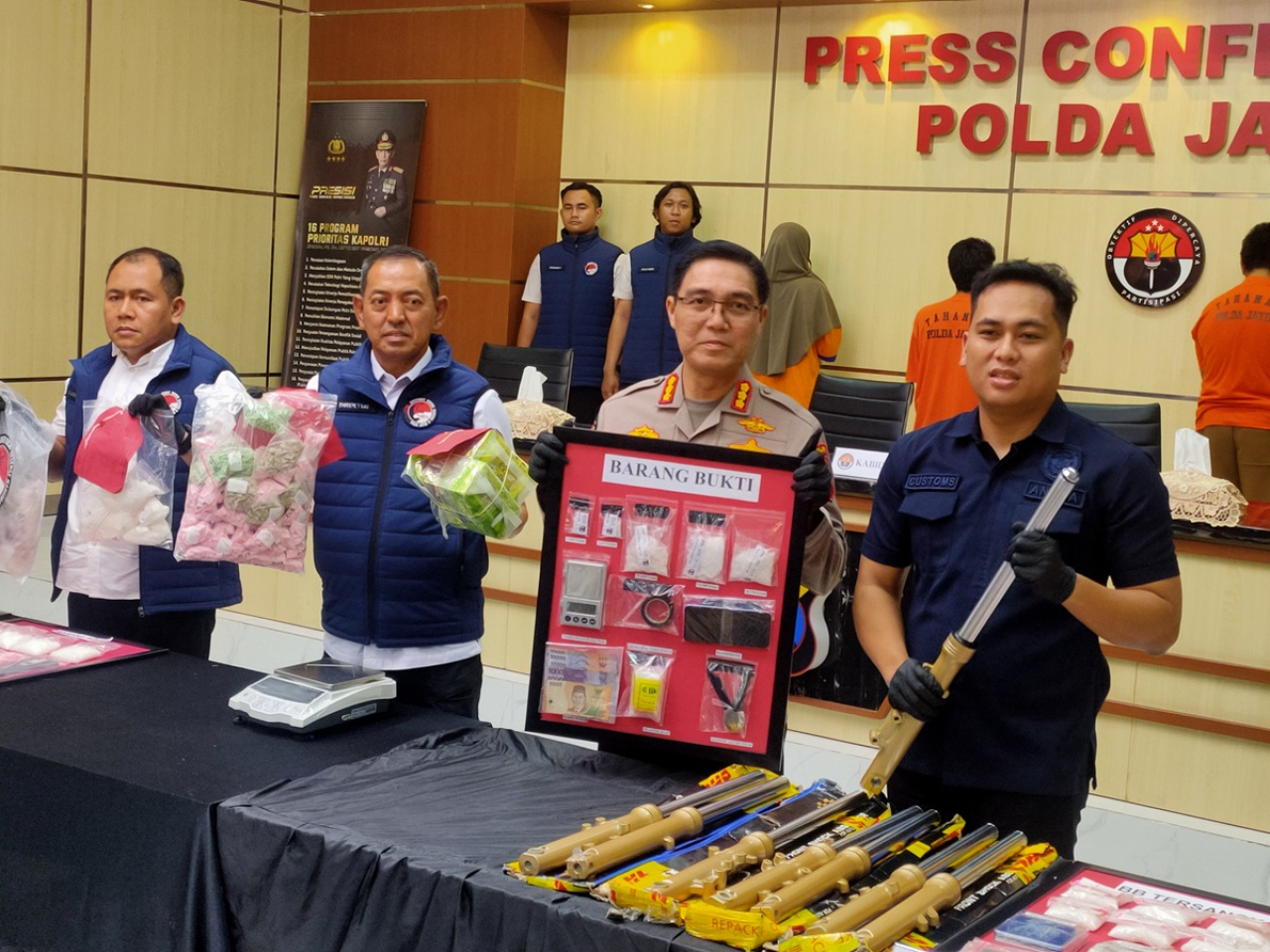 Polda Jatim Tangkap 4 Kurir Narkoba Jaringan Malaysia, Amankan 9,4 Kg Sabtu dan 5,8 Ribu Ekstasi