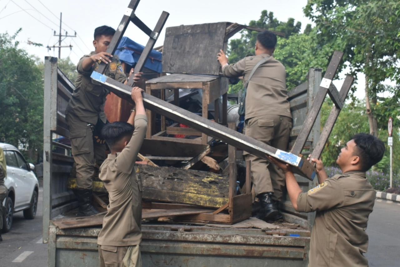 Kembalikan Fungsi Fasum, Satpol PP Kembali Tertibkan PKL dan Bangunan Liar