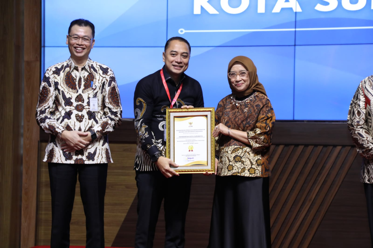 Nilai Reformasi Birokrasi Surabaya Terbaik Nasional, Wali Kota Eri Cahyadi Terima Penghargaan