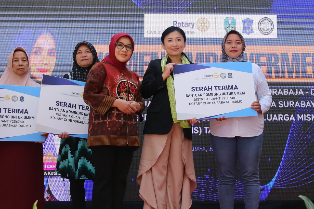 Dorong Kesejahteraan Perempuan, Pemkot-Rotary Club Surabaya-Darmo Beri Rombong untuk Modal Usaha