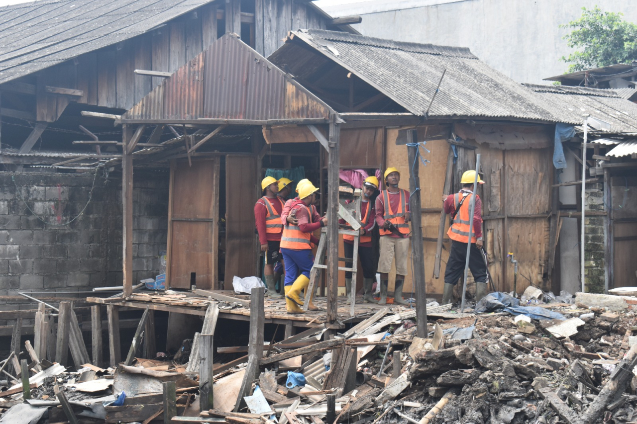 Satpol PP Surabaya Tertibkan Bangunan di Bantaran Sungai Kalianak