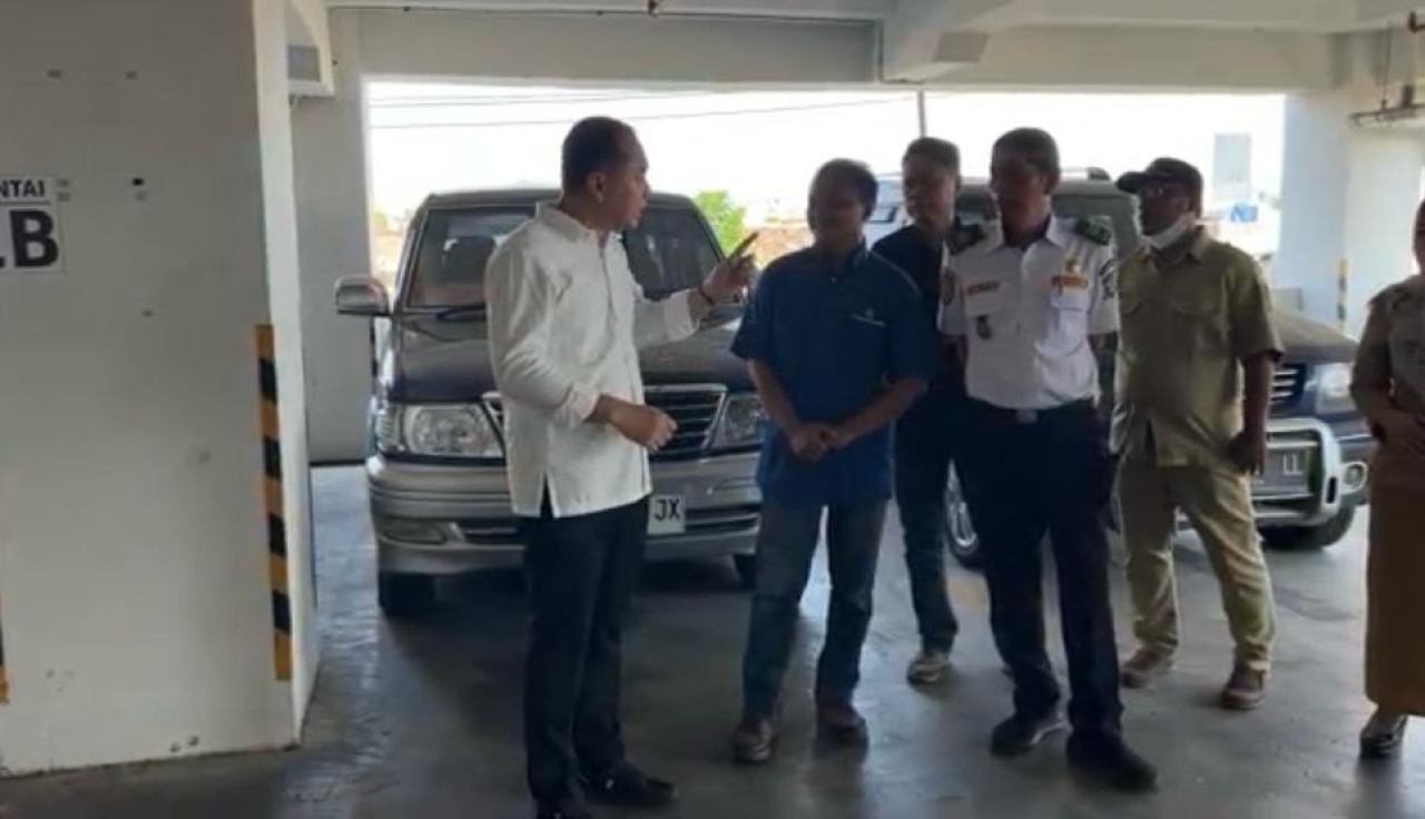 Sidak RSUD Soewandhi, Eri Cahyadi Instruksikan Penataan Parkir di Tepi Jalan Agar Tak Macet