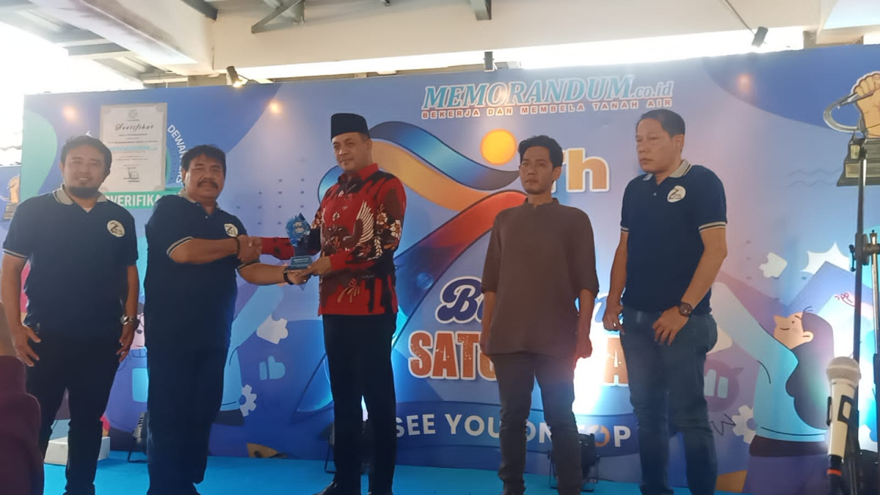 Firman Syah Ali Terima Penghargaan "BIROKRAT PEJUANG" Dari Media Massa
