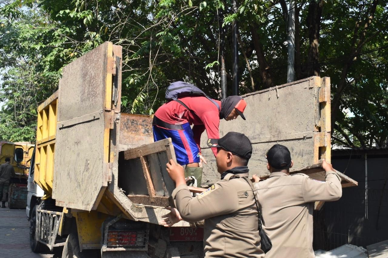 Pemkot Surabaya Tertibkan Bangunan Liar untuk Normalisasi Saluran Air di Wiyung Pratama dan Karangan