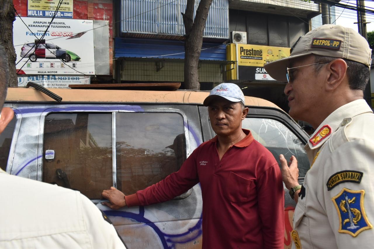 Satpol PP Surabaya Tertibkan PKL dan Kendaraan Parkir Liar di Trotoar Kedungdoro