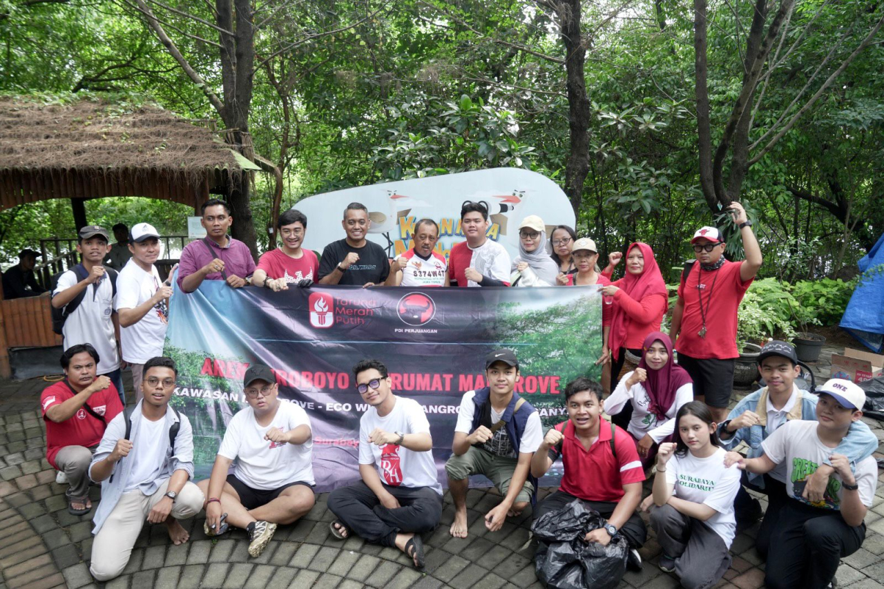 Dapat Pesan Megawati, Taruna Merah Putih Surabaya Gelar Bersih-bersih Kebun Raya Mangrove