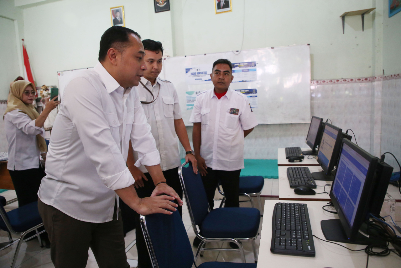 Wali Kota Surabaya Tinjau Posko SPMB, Pastikan Pendaftaran Sekolah Tanpa Antrean
