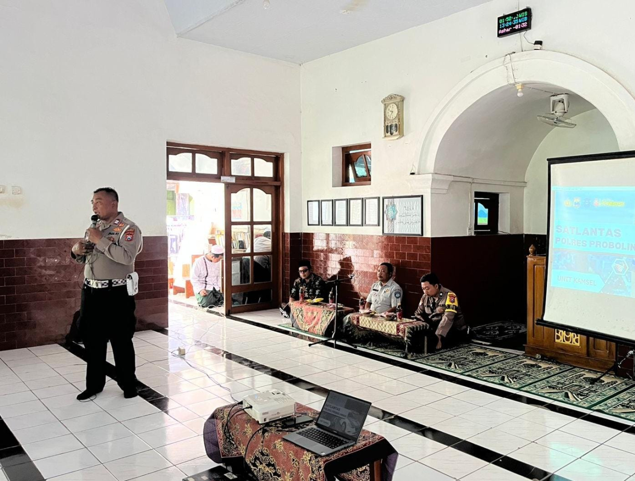Polres Probolinggo Gelar Sosialisasi Keselamatam Berlalu Lintas di Ponpes Rofiatul Islam Krejengan