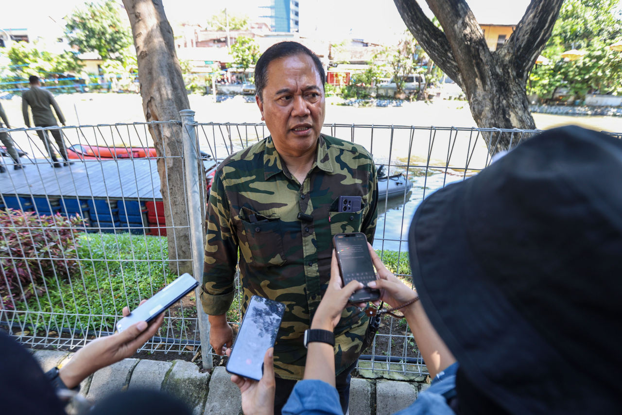 DLH Surabaya Rutin Lakukan Pembersihan Sungai Pegirian dari Sampah hingga Lumut