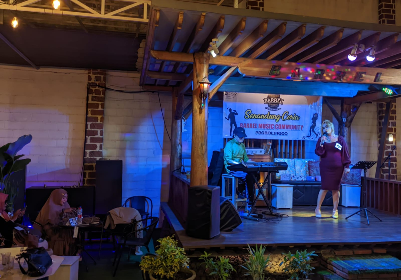 Lomba menyanyi bertajuk 'Senandung Ceria' di Barrel Cafe