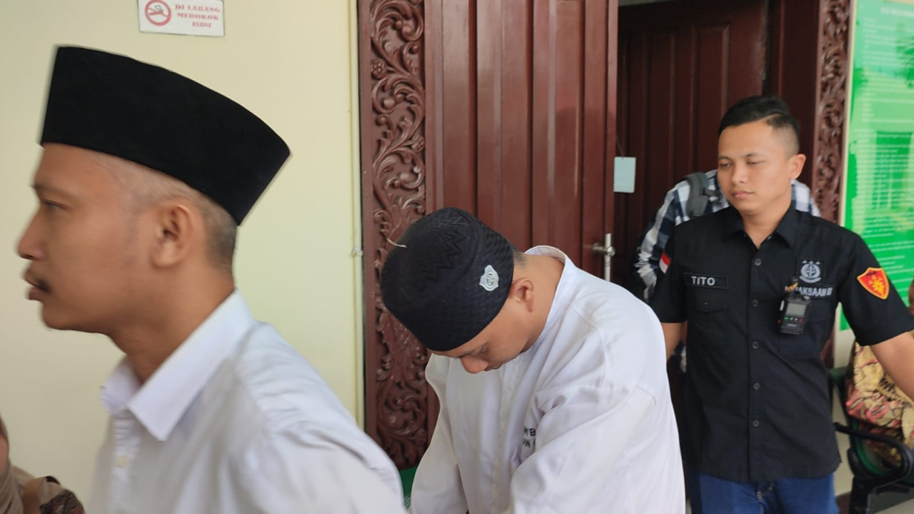 Asisten Surveyor BPN Gresik tertunduk usai jalani sidang